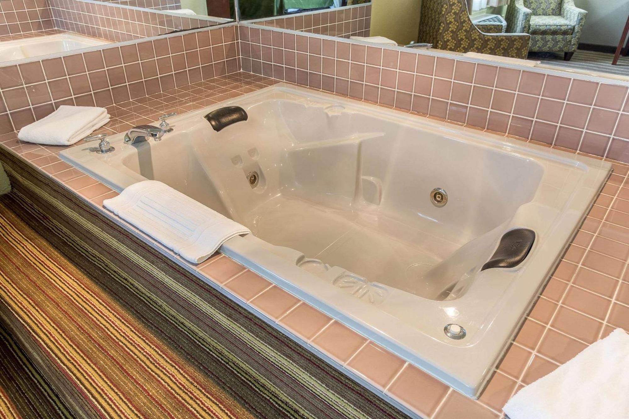 King Suite with bath - Non-Smoking