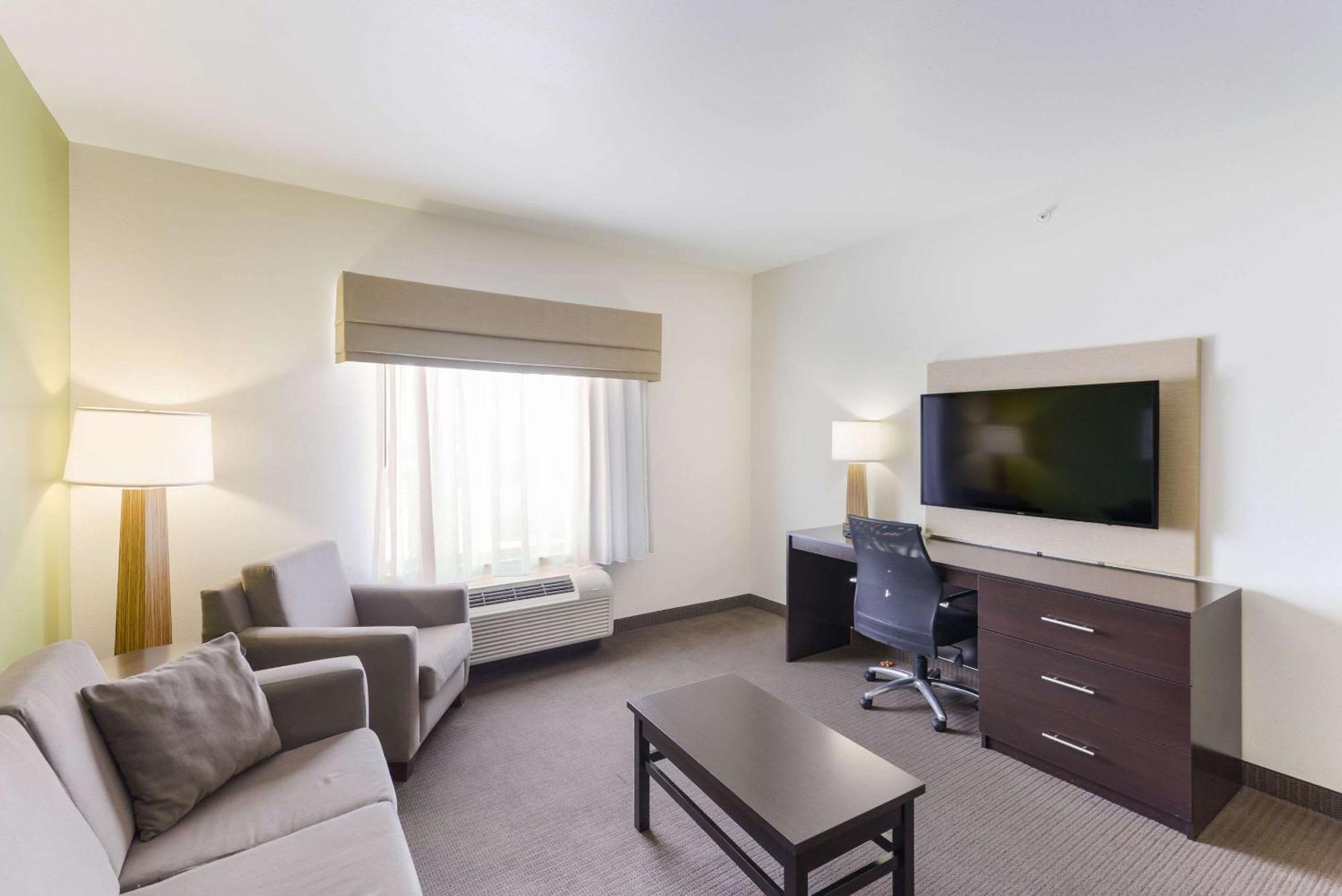 Executive Queen Suite with Two Queen Beds - Non-Smoking