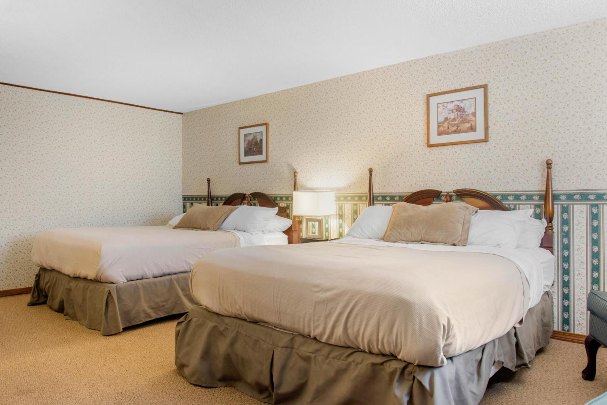 Queen Room with Two Queen Beds - Pet Friendly
