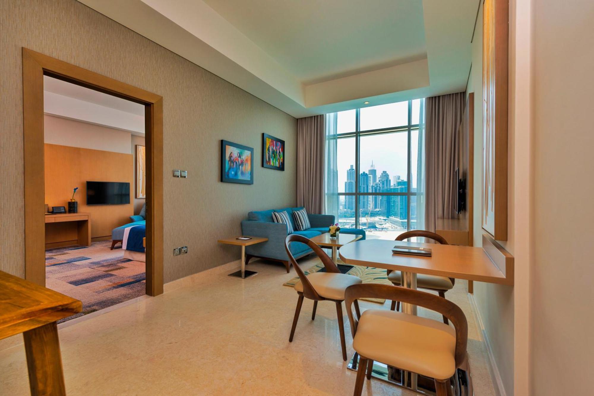 Suite 1 Chambre avec Accès Gratuit à la Plage Privée de l'Hôtel sur l’Île de Palm Jumeirah - Vue sur Canal de Dubaï