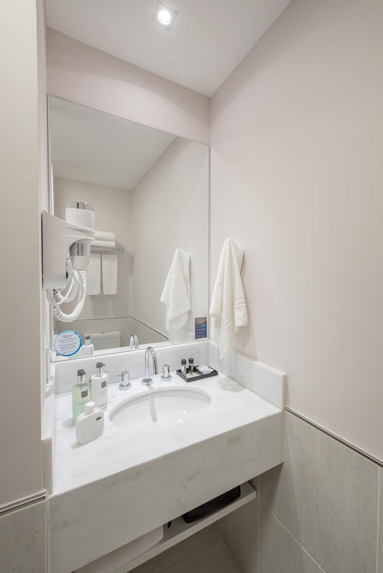 Quarto quádruplo superior de luxo com cama queen-size e 2 de solteiro