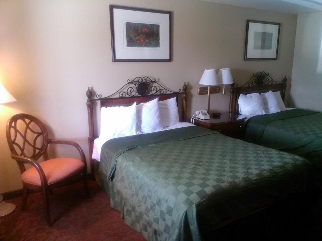 Queen Room with Two Queen Beds - Non-Smoking,200888836:JPEG