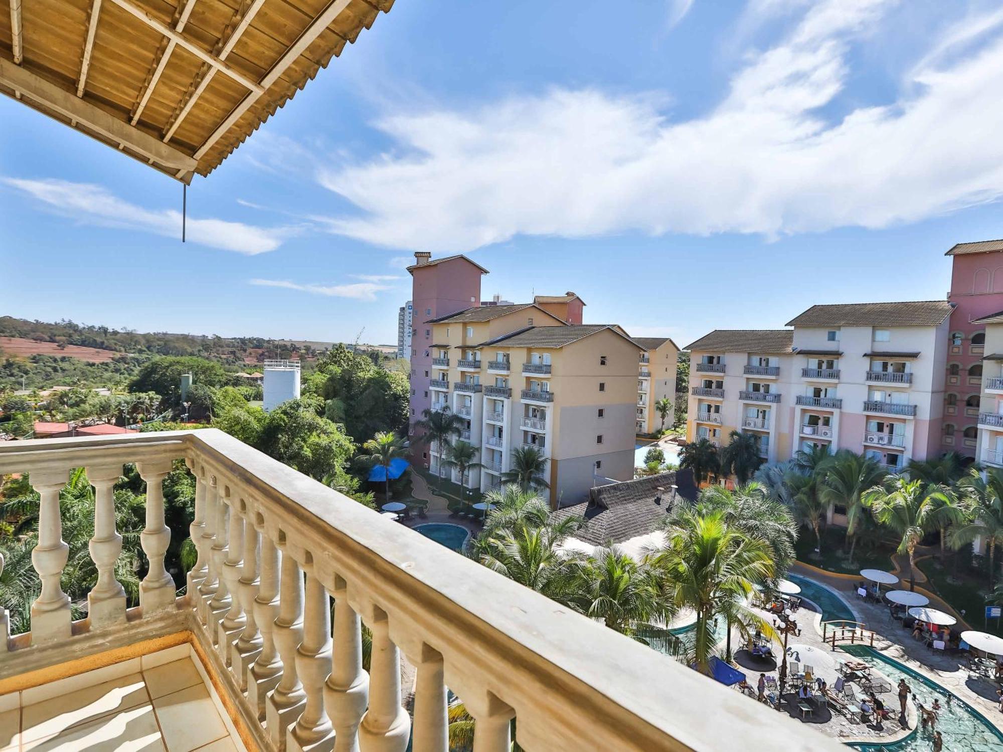 Quarto com 2 Camas de Solteiro e Vista da Piscina