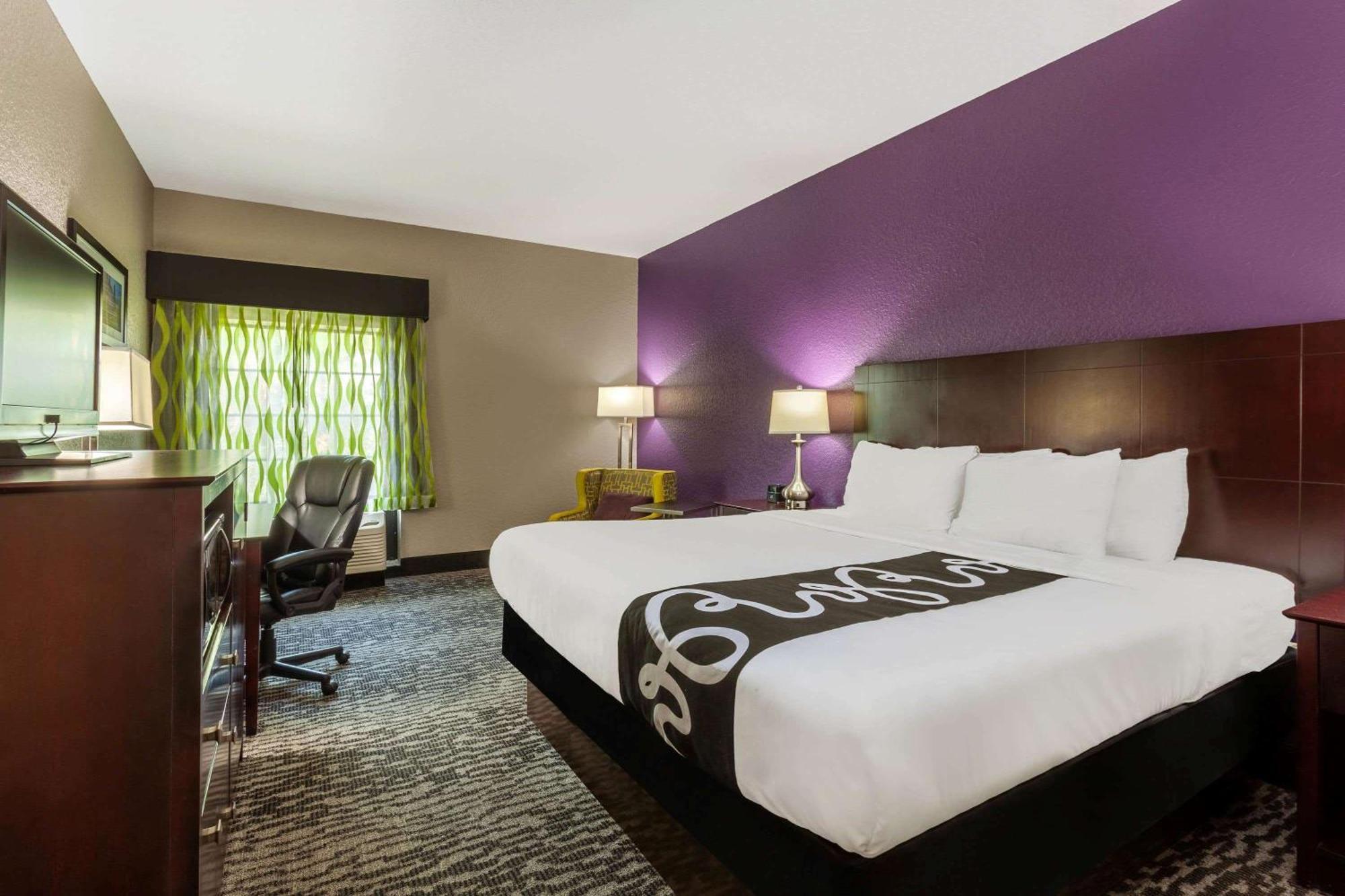 King Room with Bath Tub - Mobility Accessible/Non-Smoking
