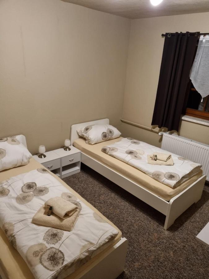 Zweibettzimmer mit Gemeinschaftsbad