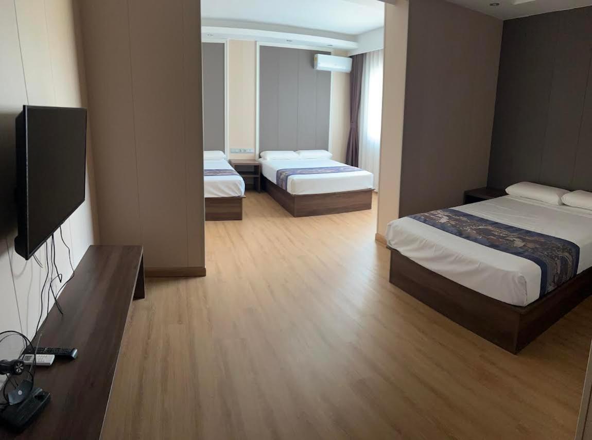 Family Room,1593781537:JPEG
