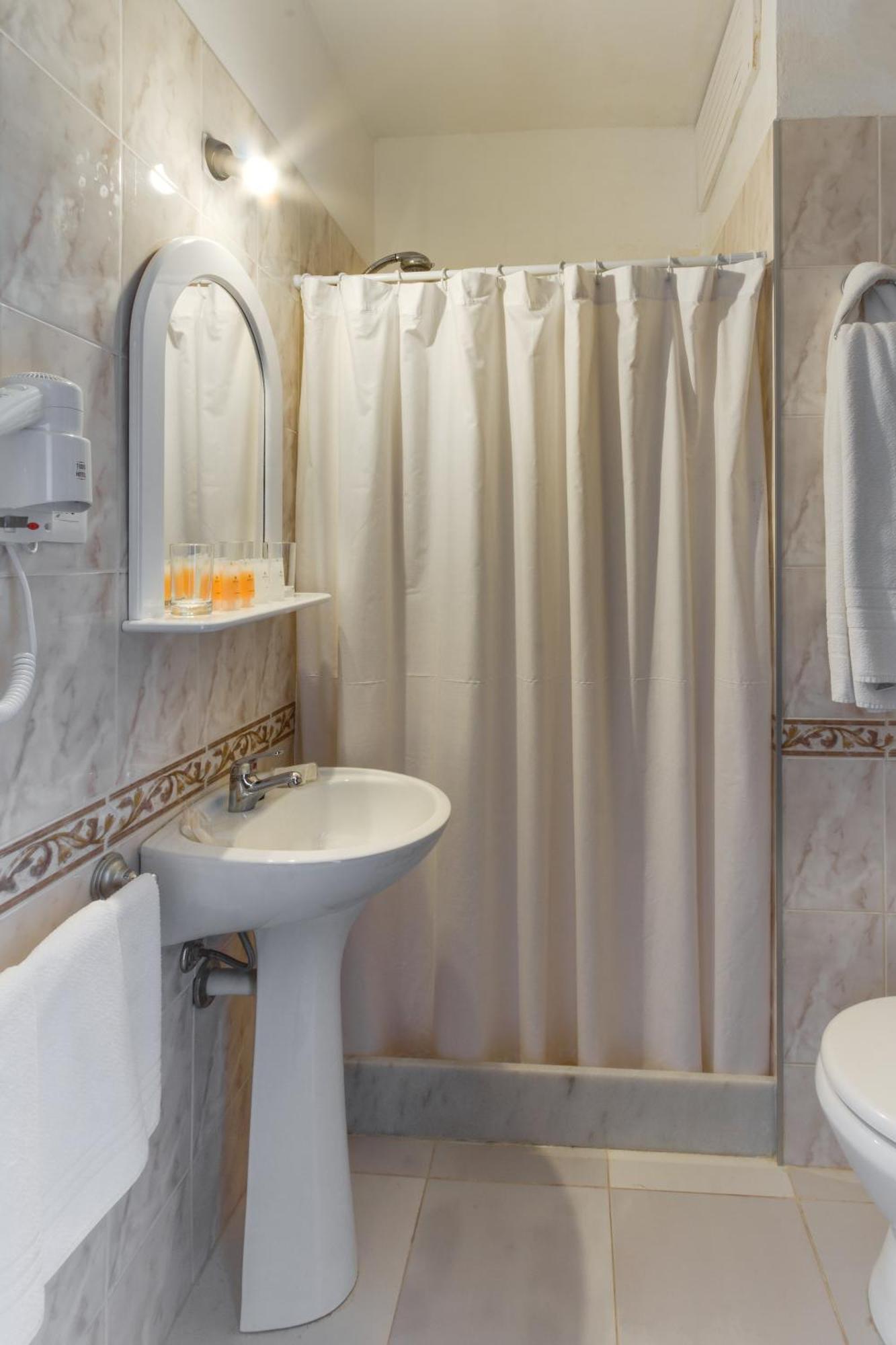 Quarto Econômico com 2 Camas de Solteiro