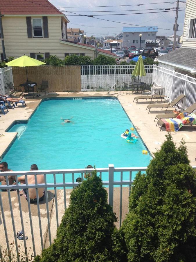 Apartment with Pool View