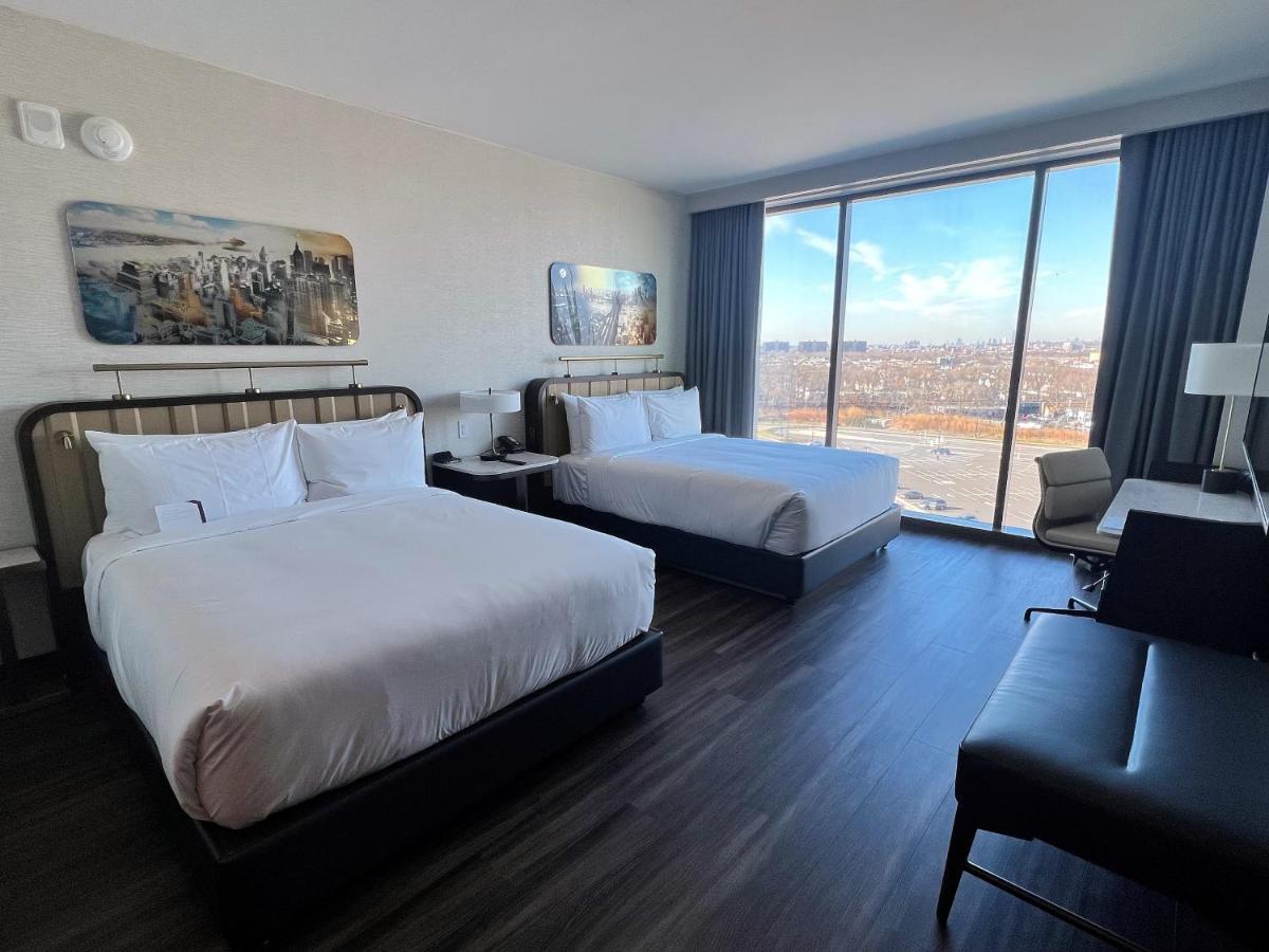 Habitación con 2 camas grandes y vistas a la ciudad