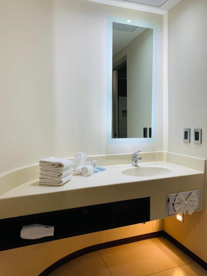 Chambre Lit King-Size Standard - Accessible aux Personnes à Mobilité Réduite