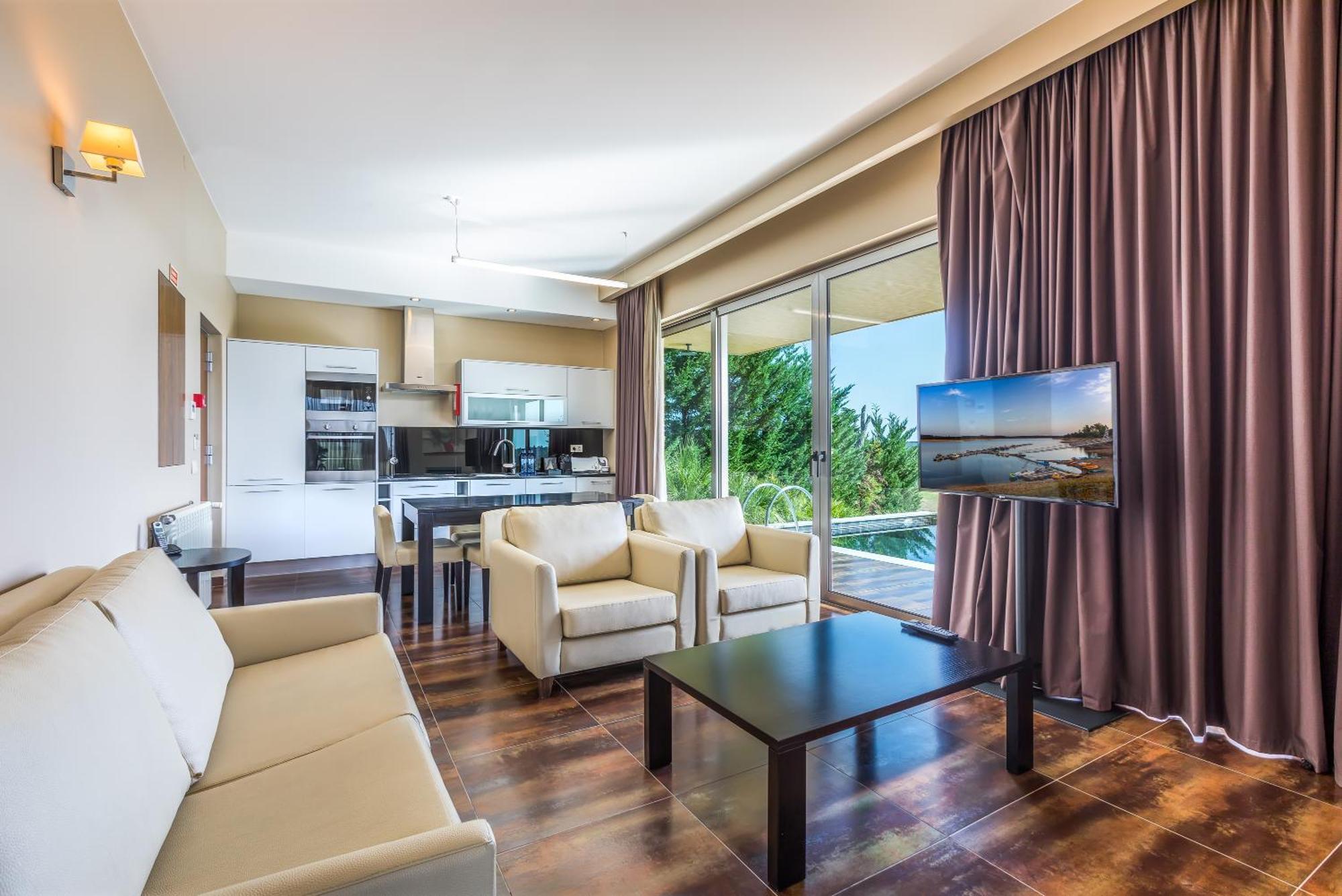 Villa com 2 Quartos e Piscina Privada (4 Adultos ou 4 Adultos + 1 Criança)