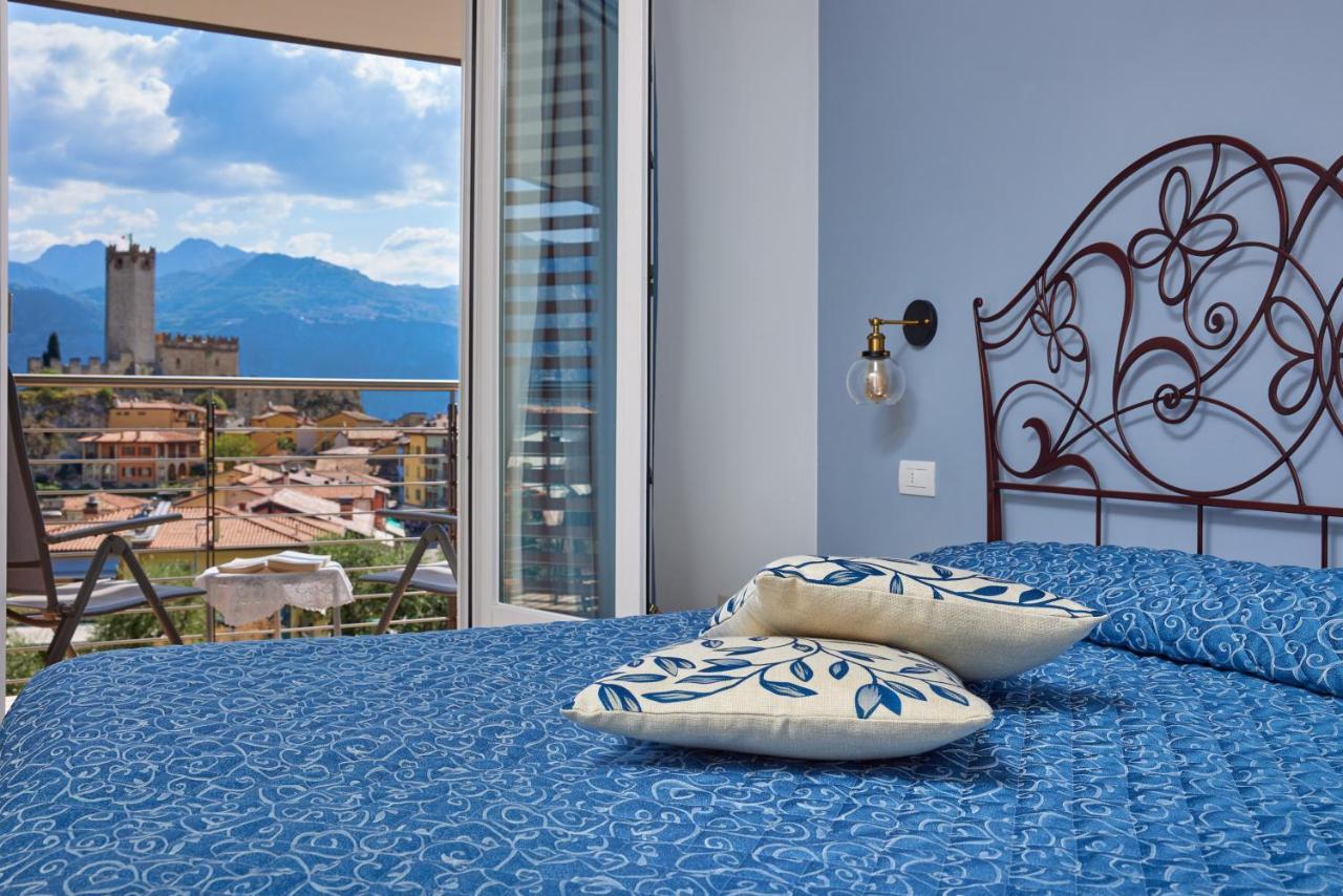Camera Matrimoniale con Balcone e Vista Lago