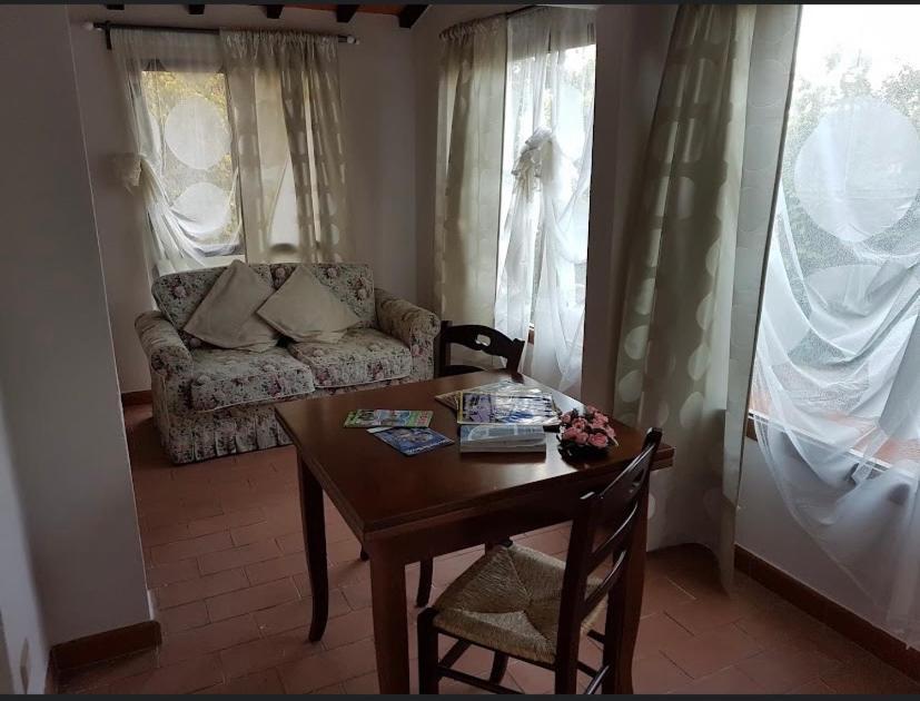 Standard Twin Room with Shared Bathroom,1271855137:JPEG