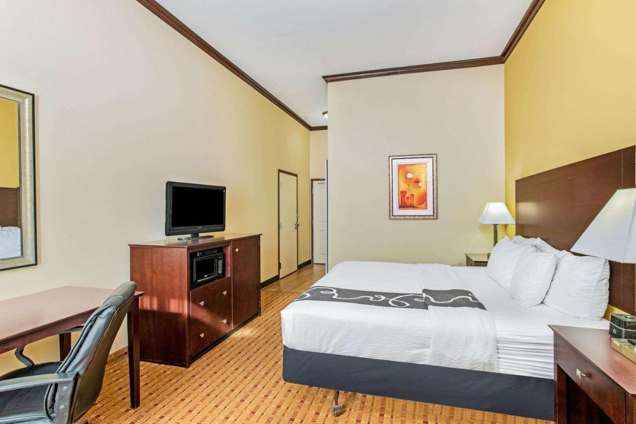 Deluxe King Room - Non-Smoking