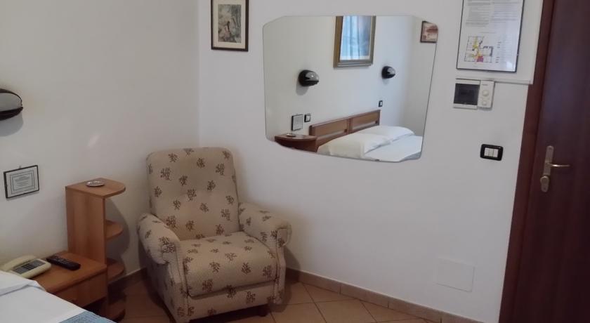 Camera Tripla