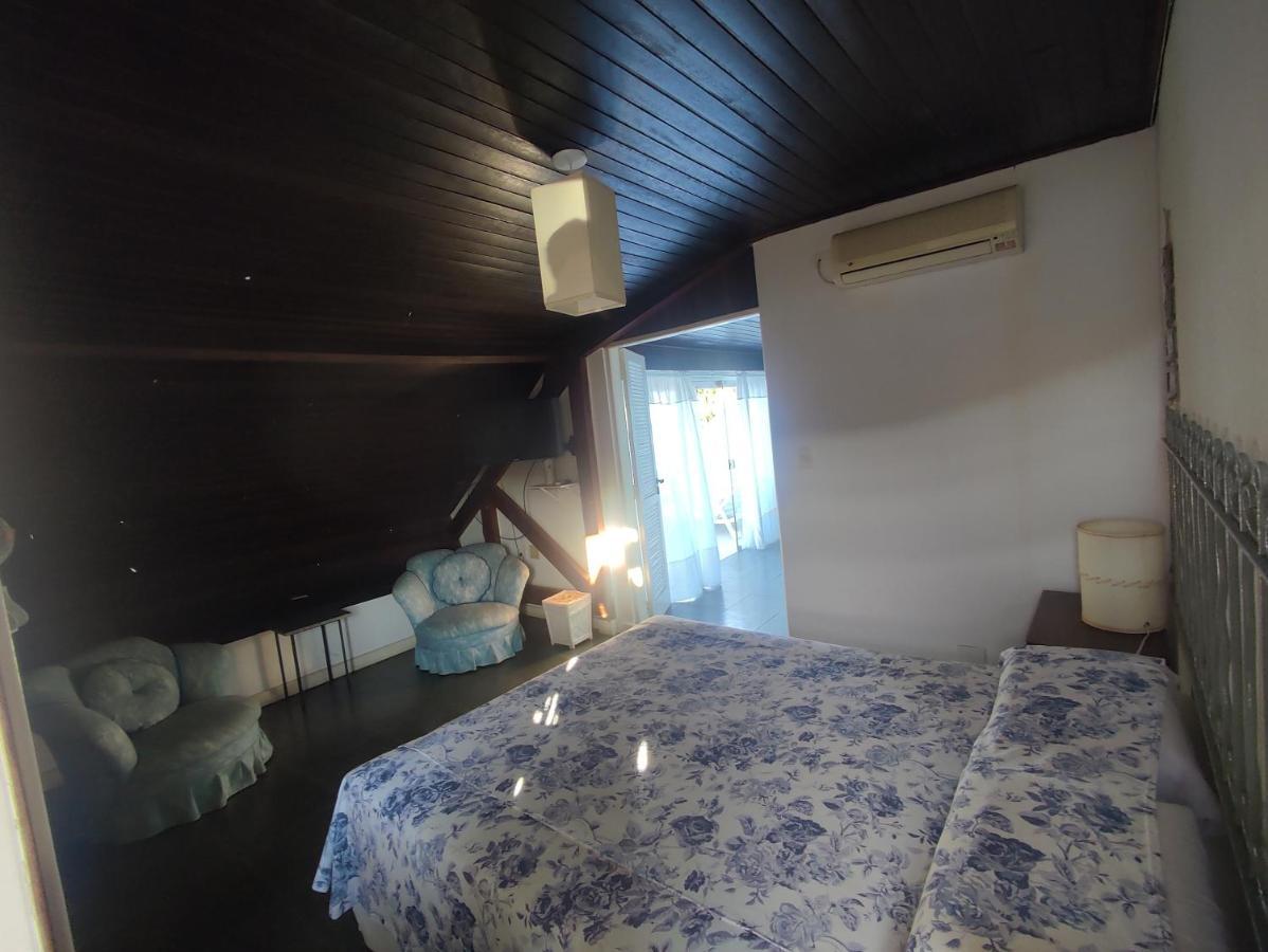 Suíte com Cama King-size e Banheira de Hidromassagem