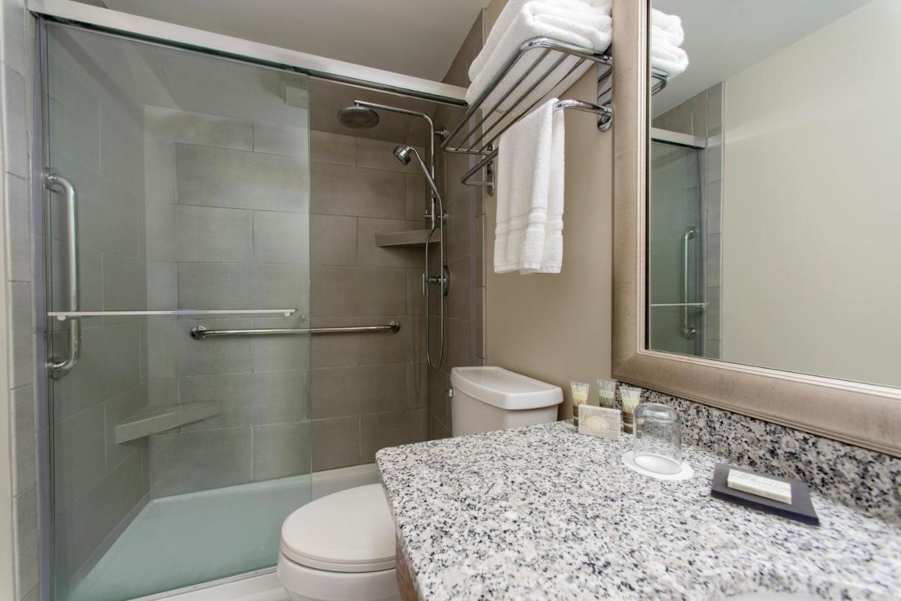Queen Room with Pool View