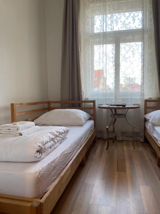 Tweepersoonskamer met 2 Aparte Bedden en Gedeelde Badkamer