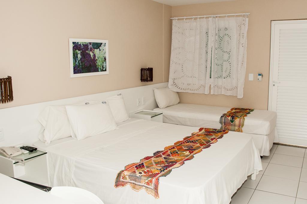 Quarto no Andar Superior com Vista Parcial do Mar
