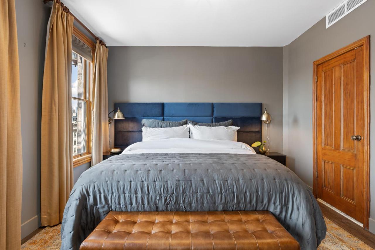 Suite con cama grande y balcón