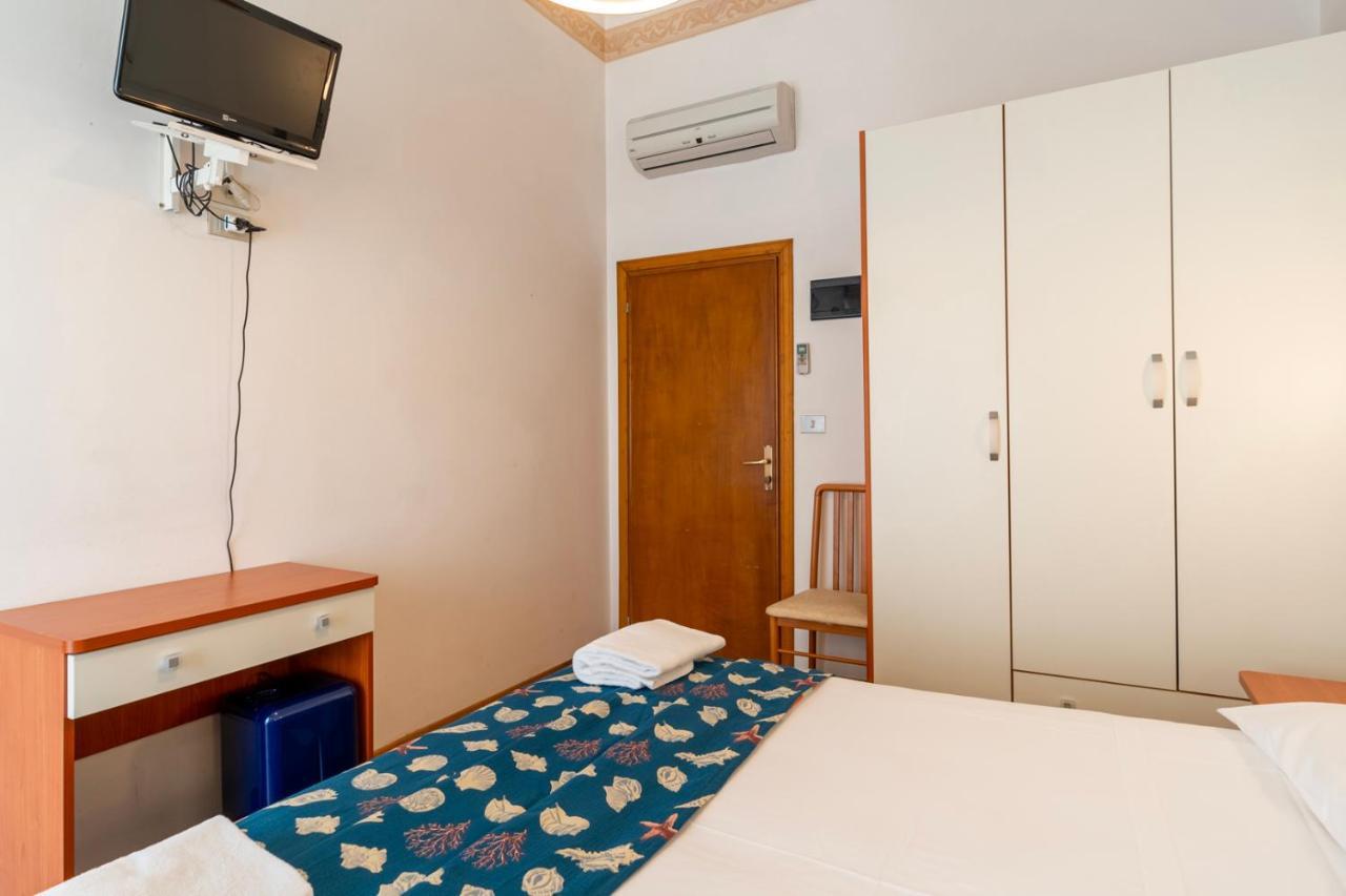 Dreibettzimmer mit seitlichem Meerblick