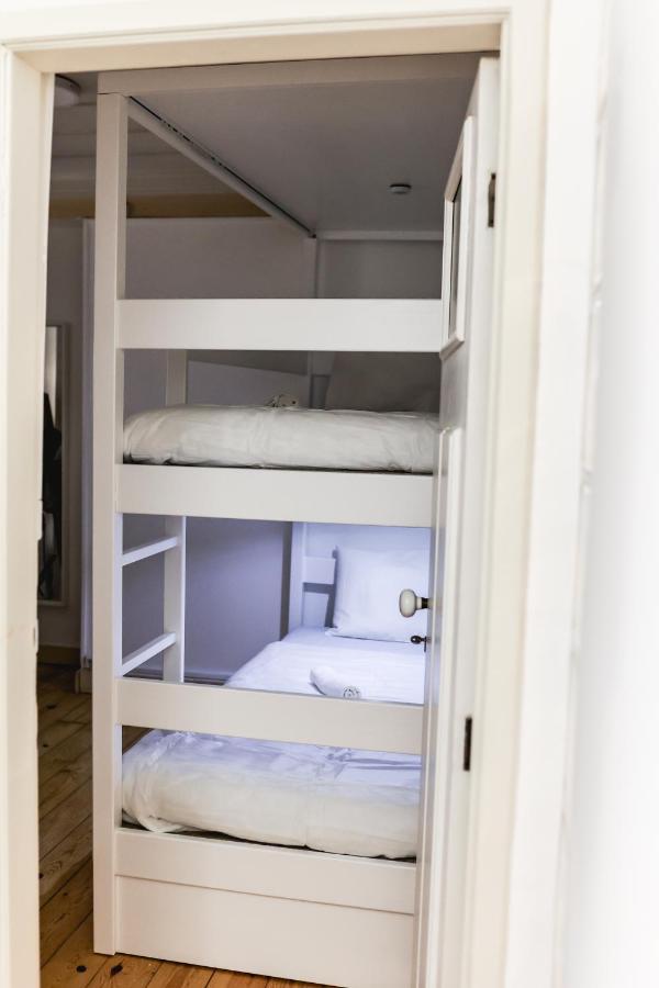 Cama Individual num Dormitório com 4 Camas