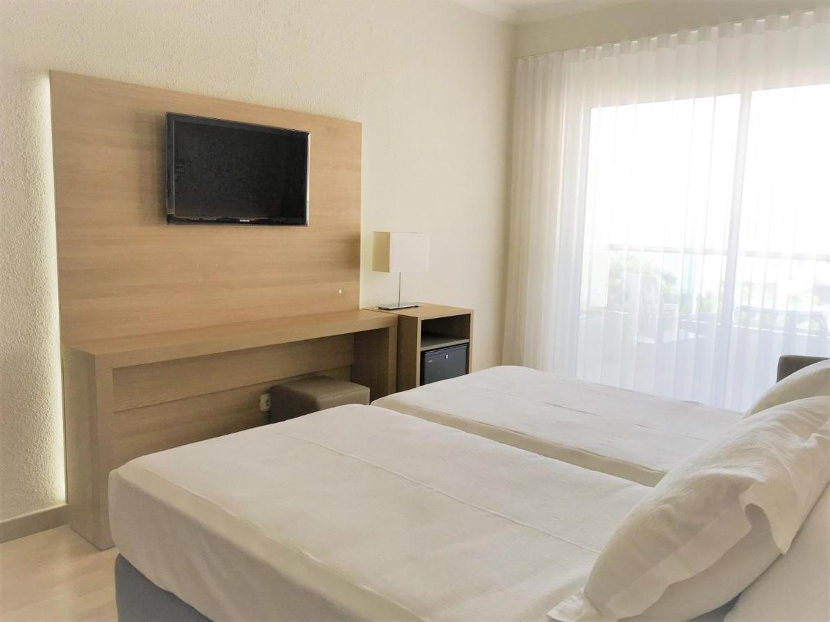 Quarto Twin com Vista Piscina (2 Adultos + 1 Criança)
