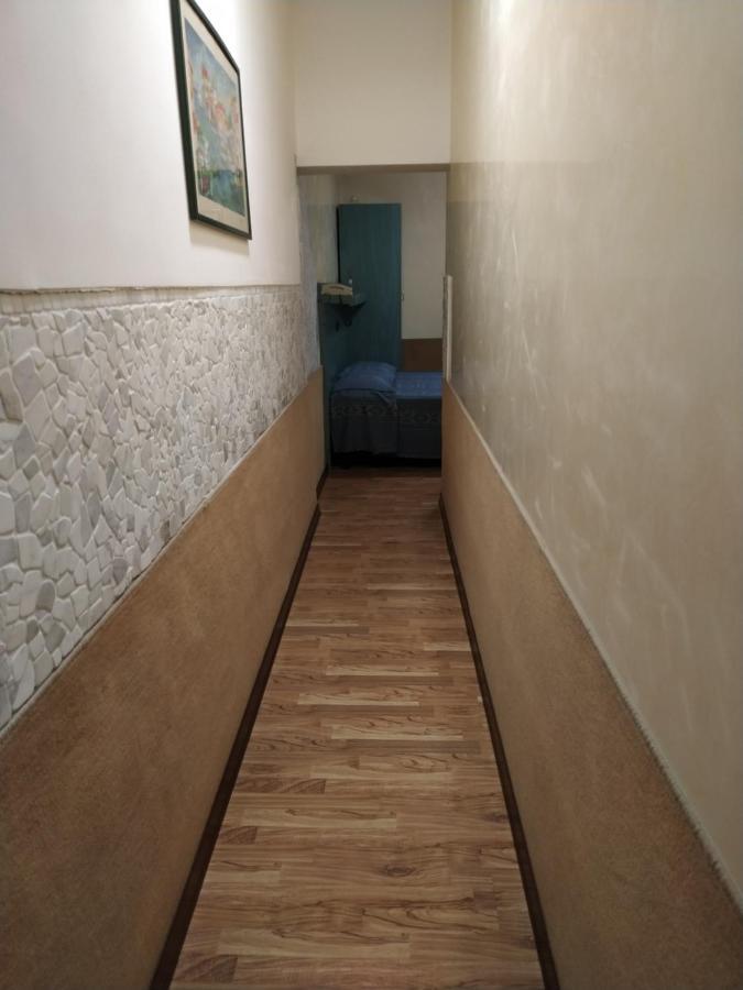 Tweepersoonskamer met 2 Aparte Bedden en Eigen Externe Badkamer