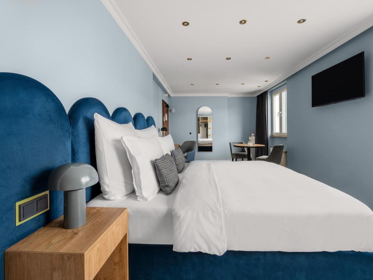 Large Studio with Kitchenette and Balcony,1264887727:JPEG