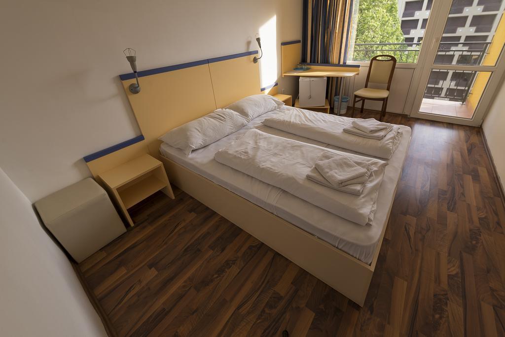 Budget Double Room,692144295:JPEG