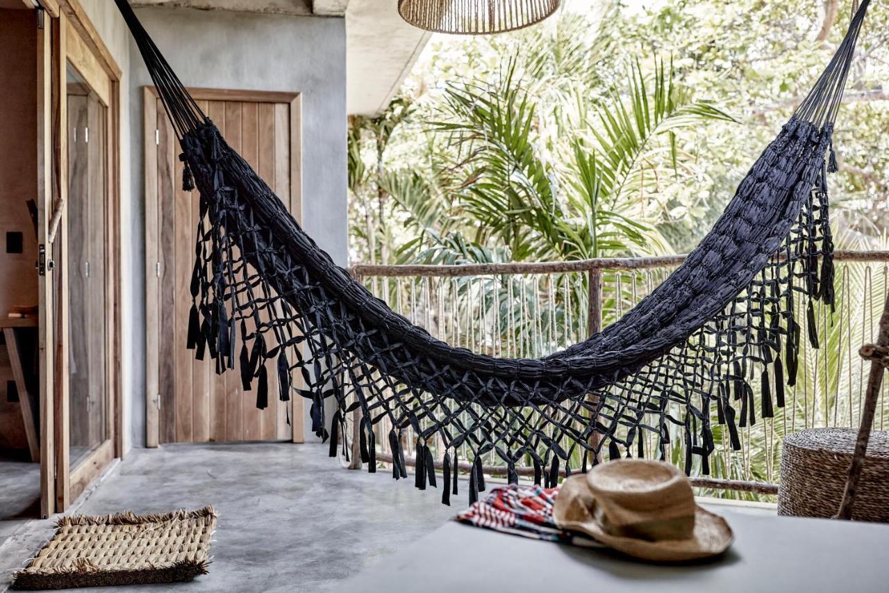 Suíte com Cama King-size e Vista da Piscina