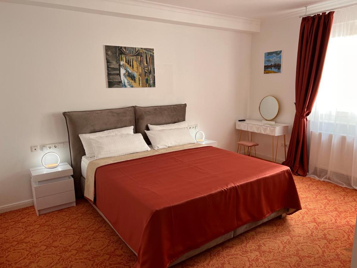 Chambre Lit King-Size avec Douche Accessible en Fauteuil Roulant - Adaptée aux Personnes à Mobilité Réduite