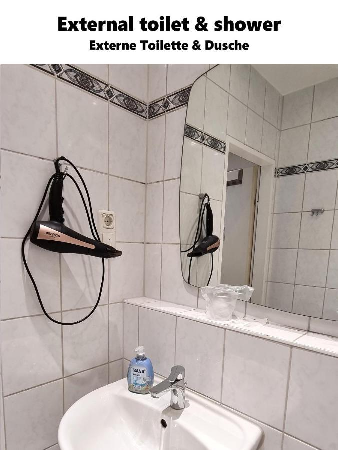 Tweepersoonskamer met 2 Aparte Bedden en Gedeelde Badkamer