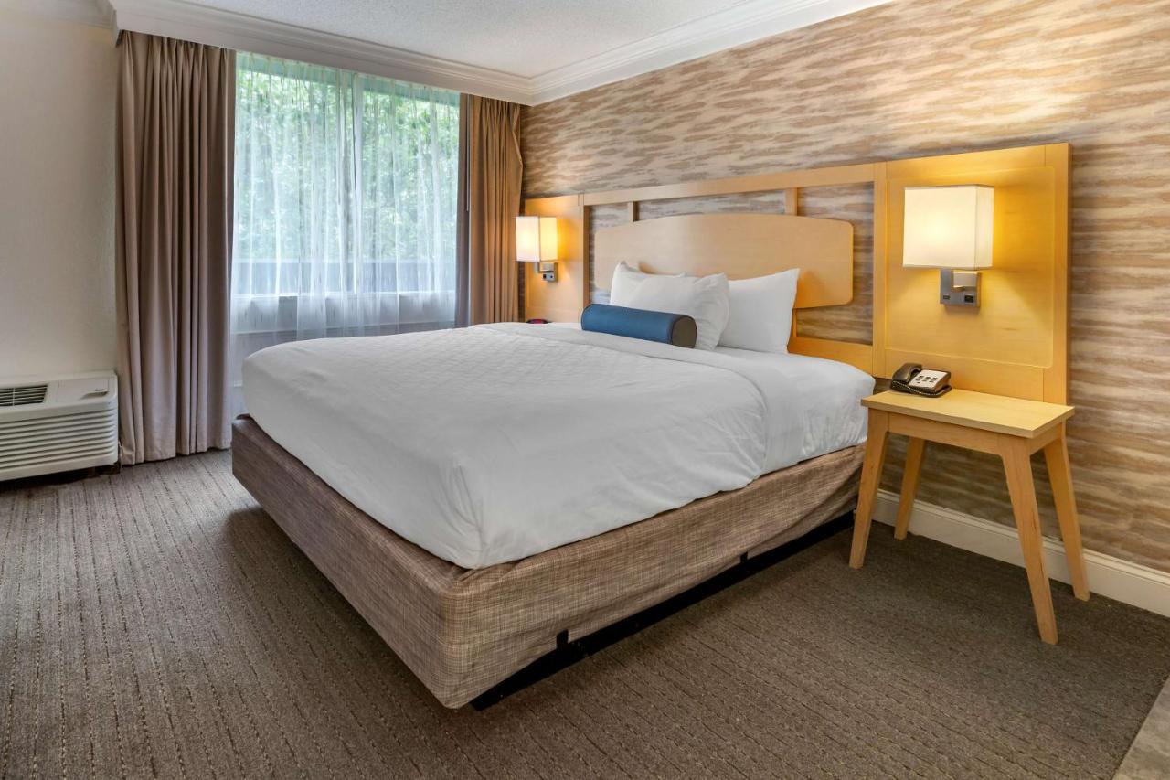 Queen Room with Kitchenette - Non-Smoking
