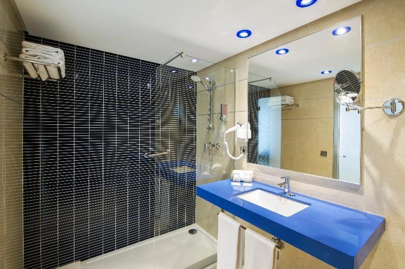 Chambre Lits Jumeaux Supérieure avec Balcon (2 Adultes + 1 Enfant)