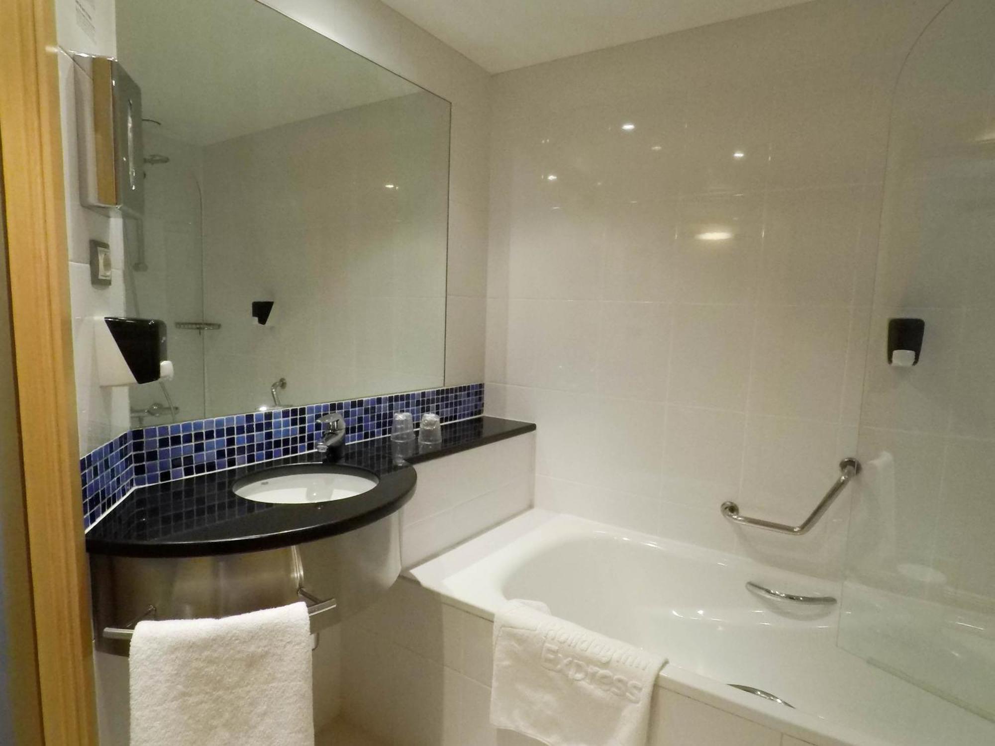 Standard Room with Free Breakfast,1272813568:JPEG