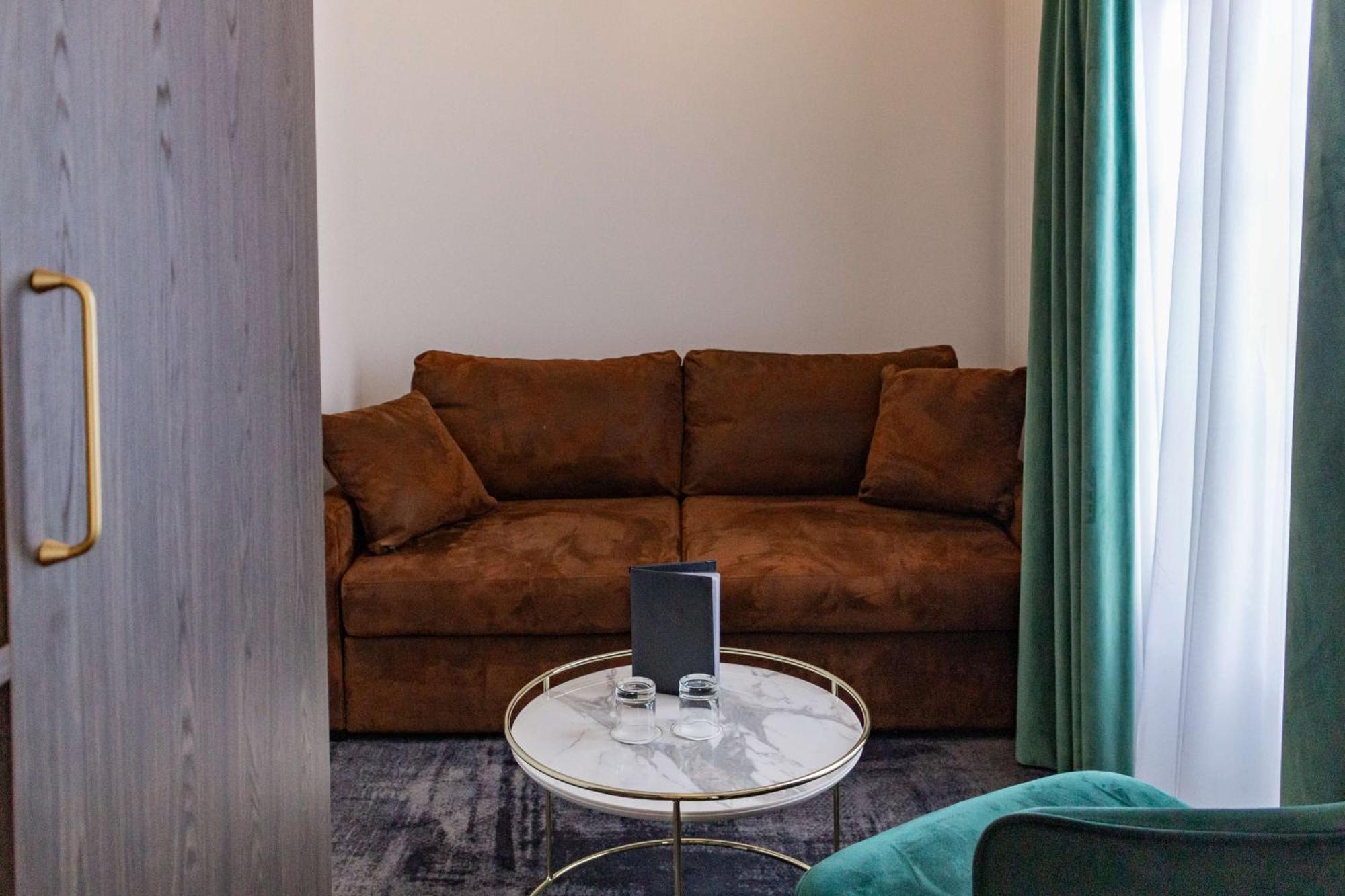 Habitación con cama extragrande y sofá cama