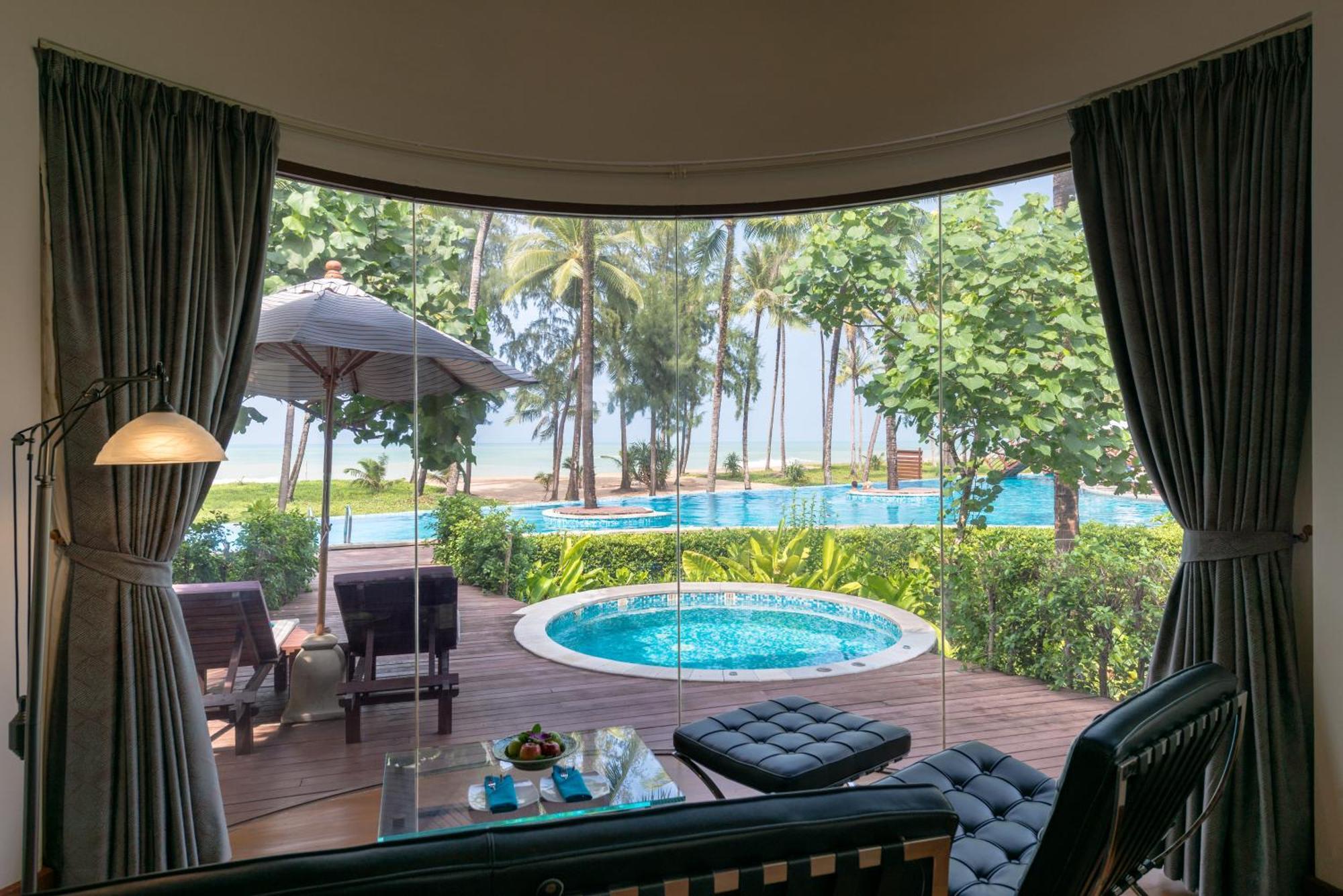 Oceanfront Jacuzzi Villa Adults Only