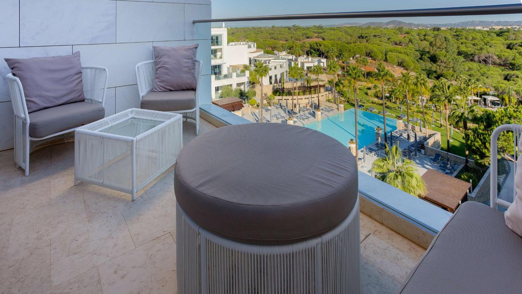 Quarto Twin Deluxe com Vista da Piscina