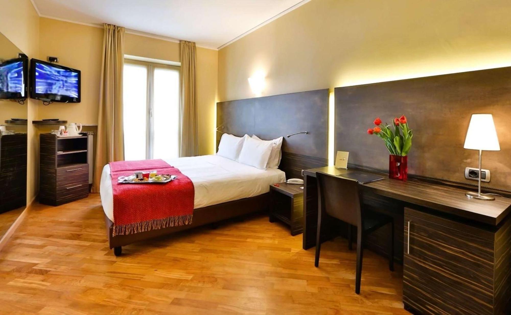 Familienzimmer mit einem Kingsize-Bett und einem Einzelbett sowie Stadtblick – Nichtraucherzimmer