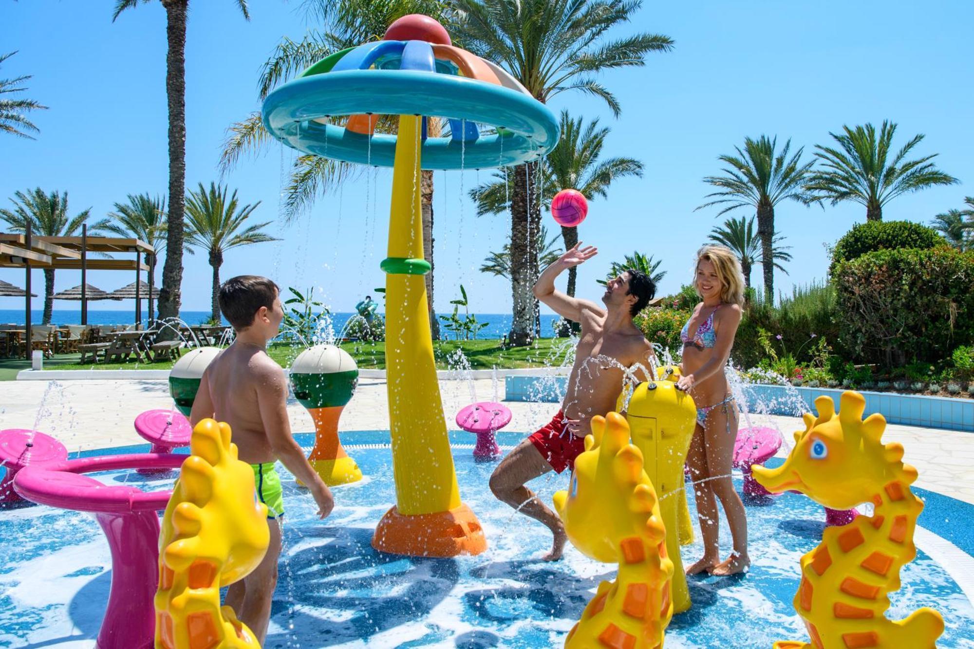 Superior Familienzimmer mit 3 Betten, Verbindungstür, direktem Poolzugang und Landblick