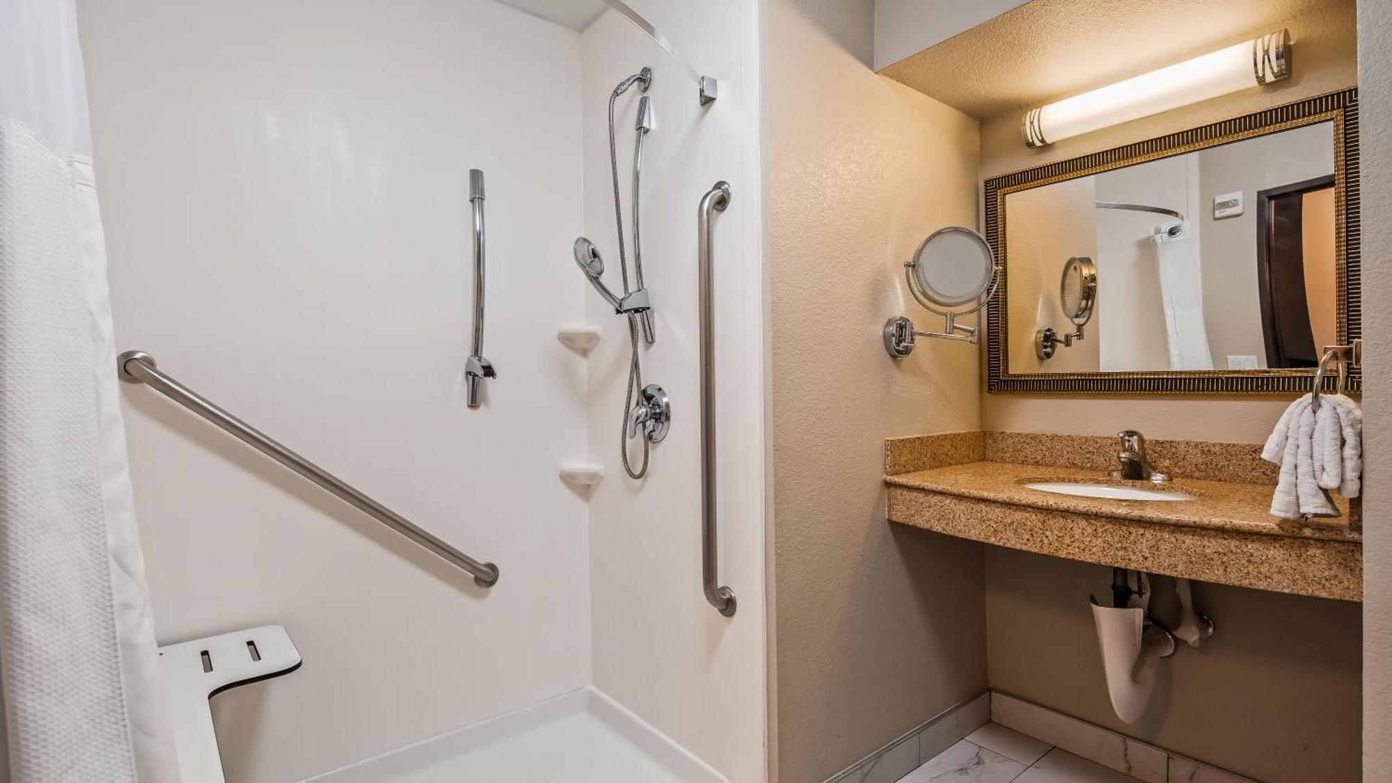 Habitación con 2 camas grandes y ducha a ras de suelo - Adaptada para personas con discapacidad - No fumadores