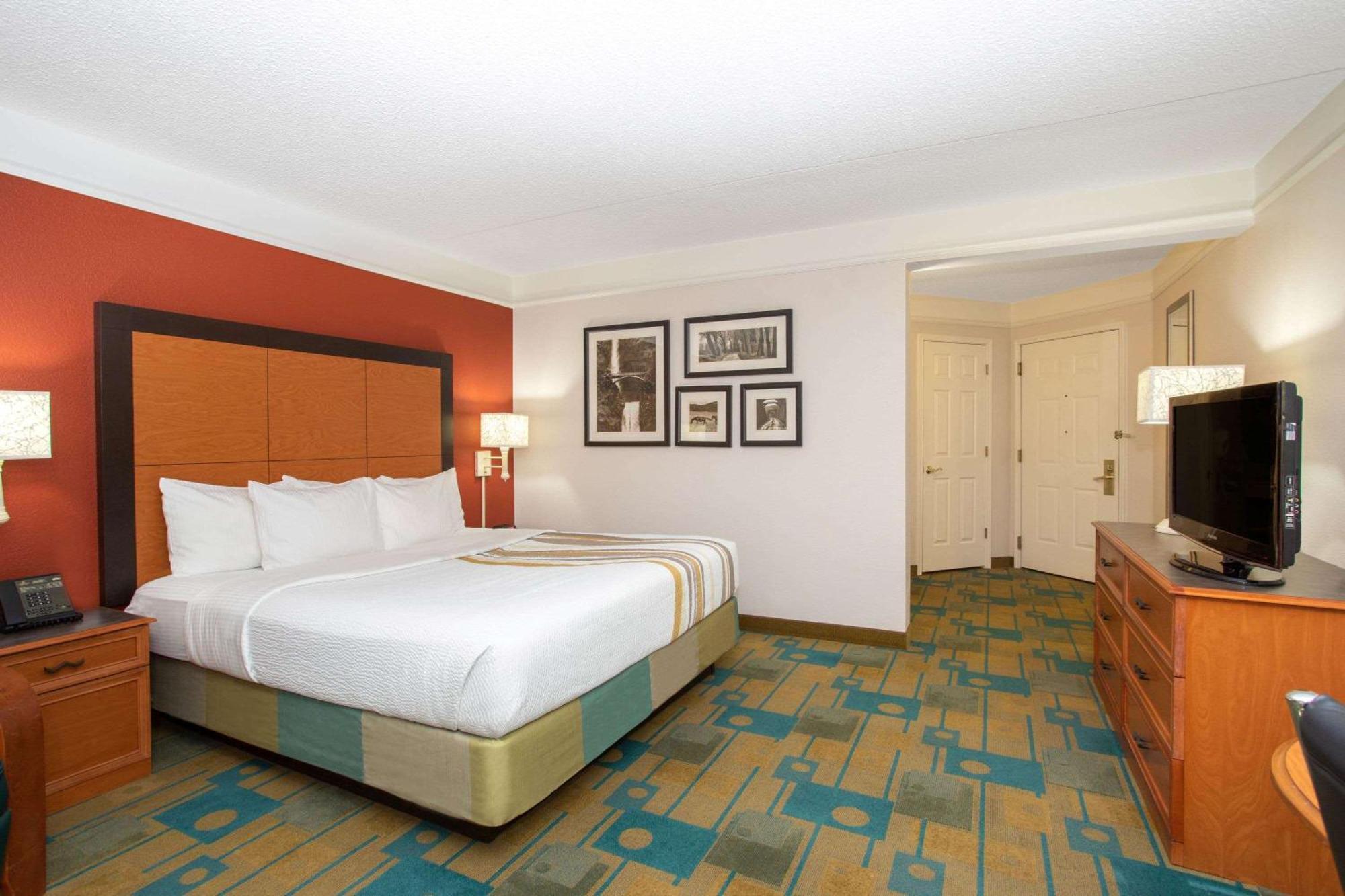 King Room with Bath Tub - Mobility Accessible/Non-Smoking