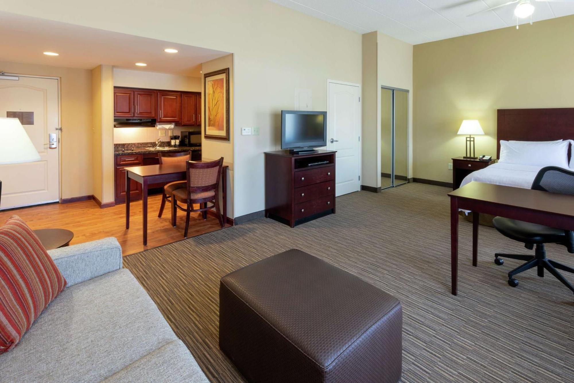 King Suite with Accessible Tub - Mobility and Hearing Access/Non-Smoking