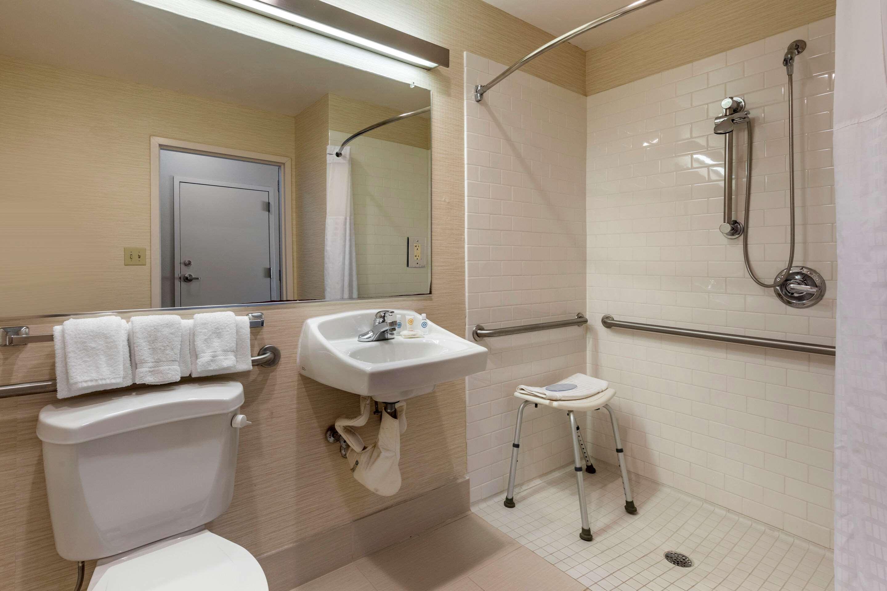 Chambre Lit King-Size pour Personnes à Mobilité Réduite avec Douche Accessible en Fauteuil Roulant - Non-Fumeurs