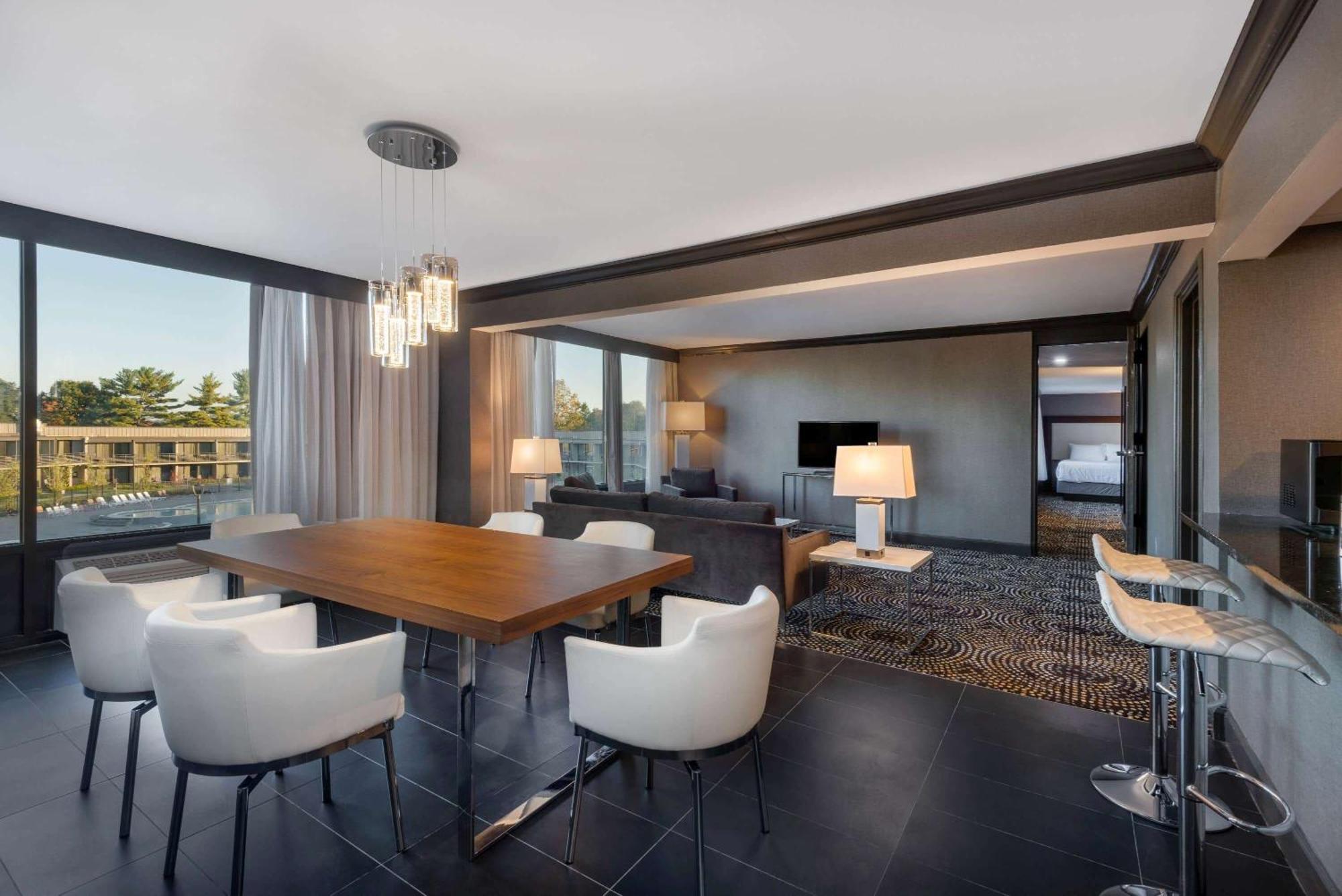 1 King Bed, 2 Queen Beds, Presidential Two Bedroom Suite, Non-Smoking