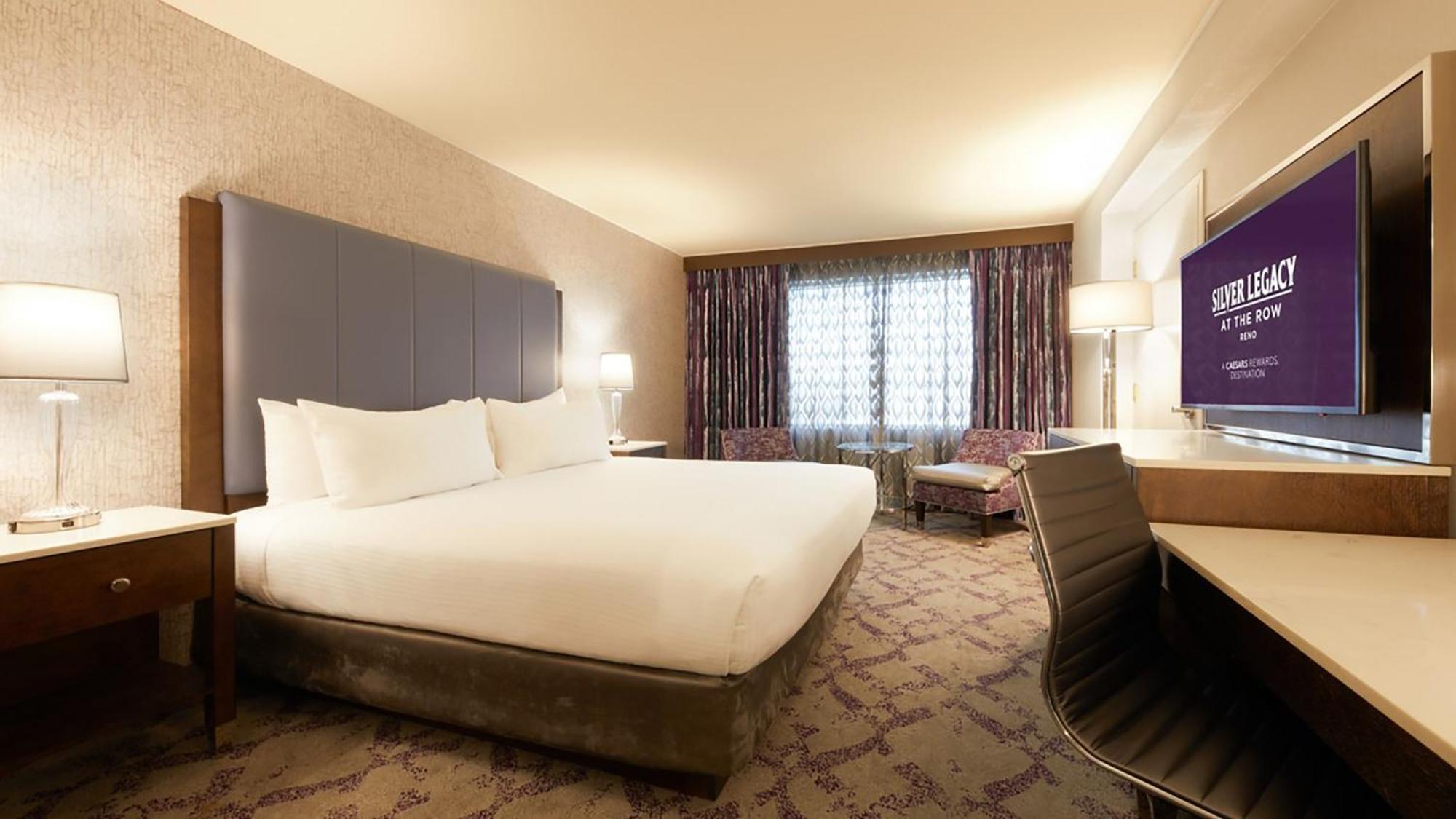 Deluxe Room 1 King Non-Smoking