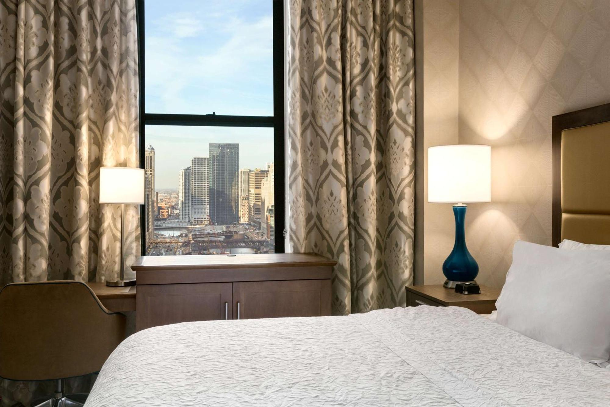 Quarto com Cama King-size, Vista do Rio e Geladeira