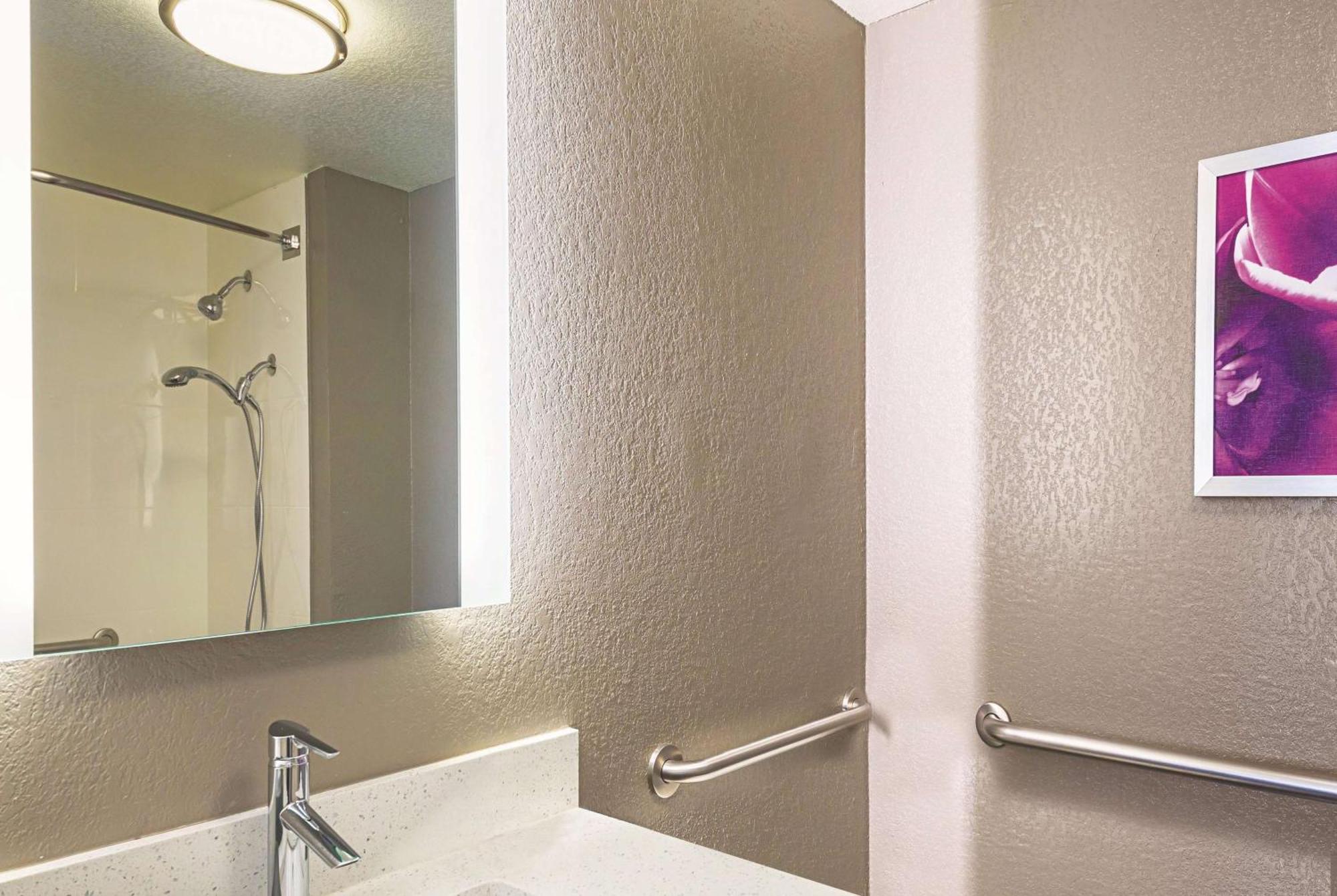 Double Room Two Double Beds Bath Tub Mobility Accessible or Non-Smoking