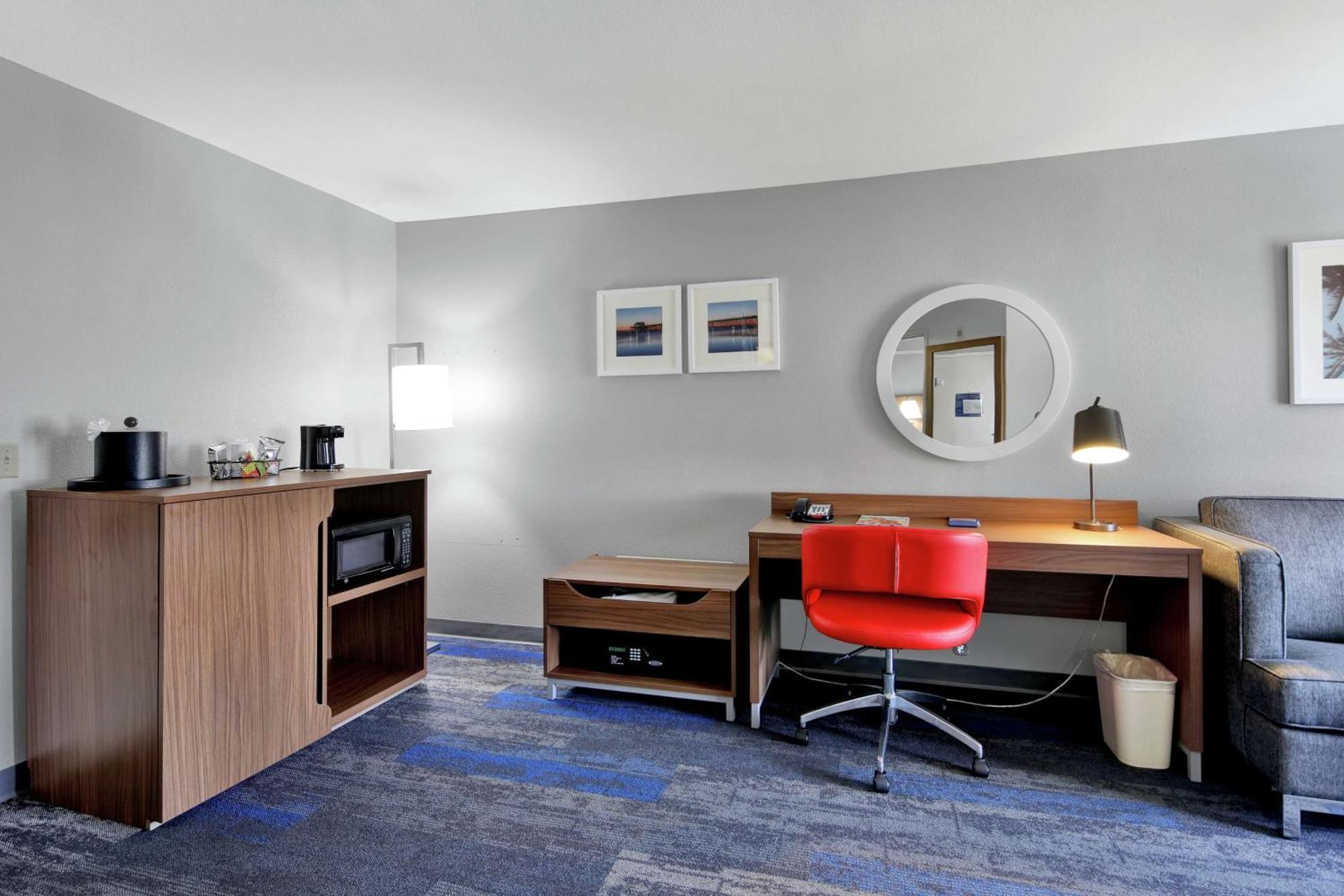 King Suite - Mobility and Hearing Access/Non-Smoking